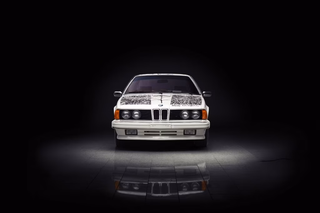 Đầu xe BMW 635CSi Art Car Rauschenberg trong studio tối
