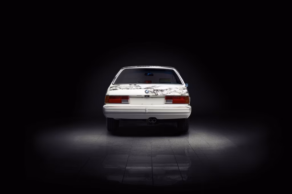 Đuôi xe BMW 635CSi Art Car trong studio