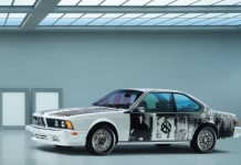 BMW 635CSi Art Car Rauschenberg: Bảo tàng di động tới Art Basel Hong Kong 2026 BMW 635CSi Art Car Robert Rauschenberg góc hông trong phòng triển lãm
