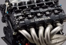 Động Cơ Honda F1 Ayrton Senna: Khi Một Khối V10 Hóa Thành Tác Phẩm Sưu Tầm Cận cảnh động cơ Honda F1 V10 với cổ xả và nắp máy