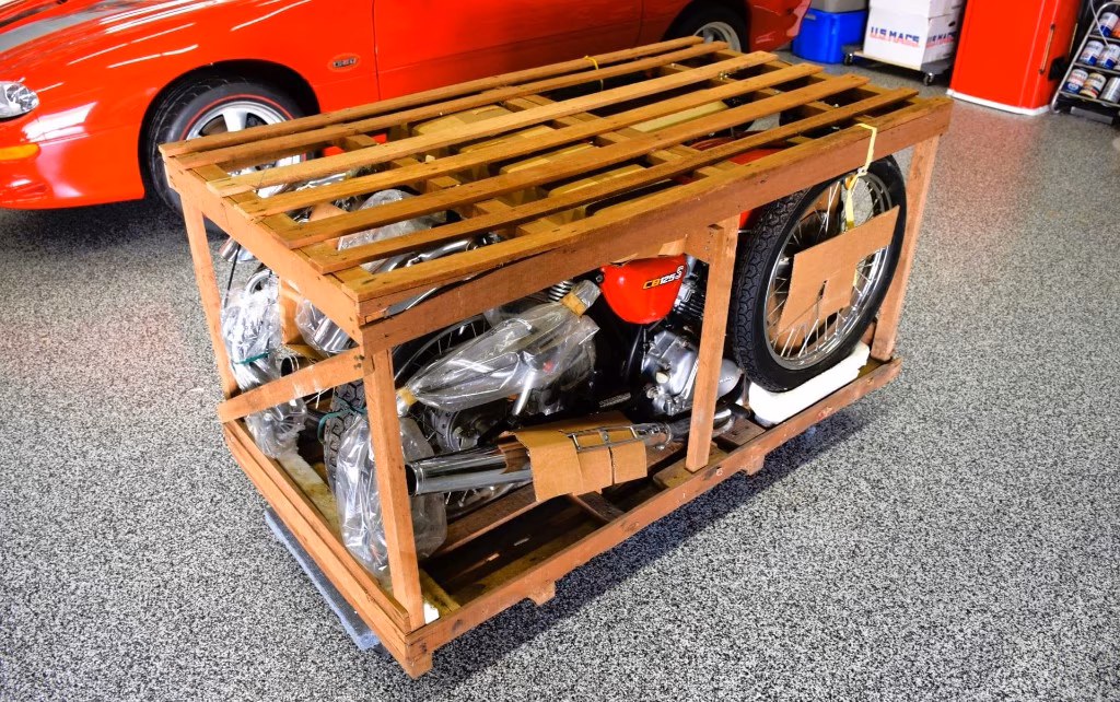 CB125 S màu đỏ trong thùng gỗ