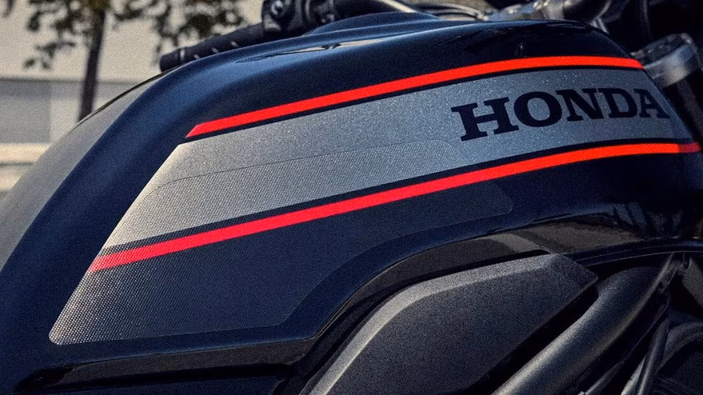 Honda CB1000F – cận cảnh bình xăng và logo