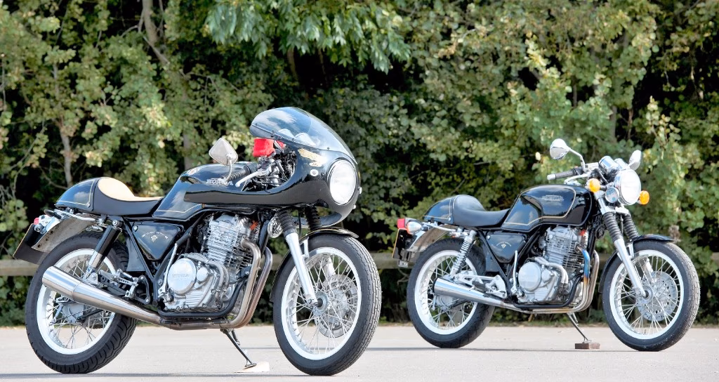 Honda GB500 TT bản cafe racer đứng cạnh bản tiêu chuẩn