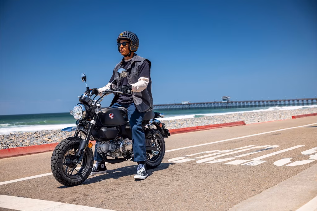 Honda Monkey 125 2026 matte black cạnh bãi biển