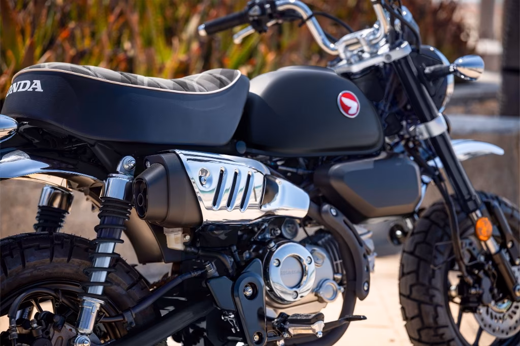 Honda Monkey 125 2026 màu đen mờ, yên caro, ống xả chrome