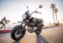 Honda Monkey 125 – 2026 Chiếc Minibike đáng giá hàng đầu Honda Monkey 125 2026 đỗ boardwalk hoàng hôn