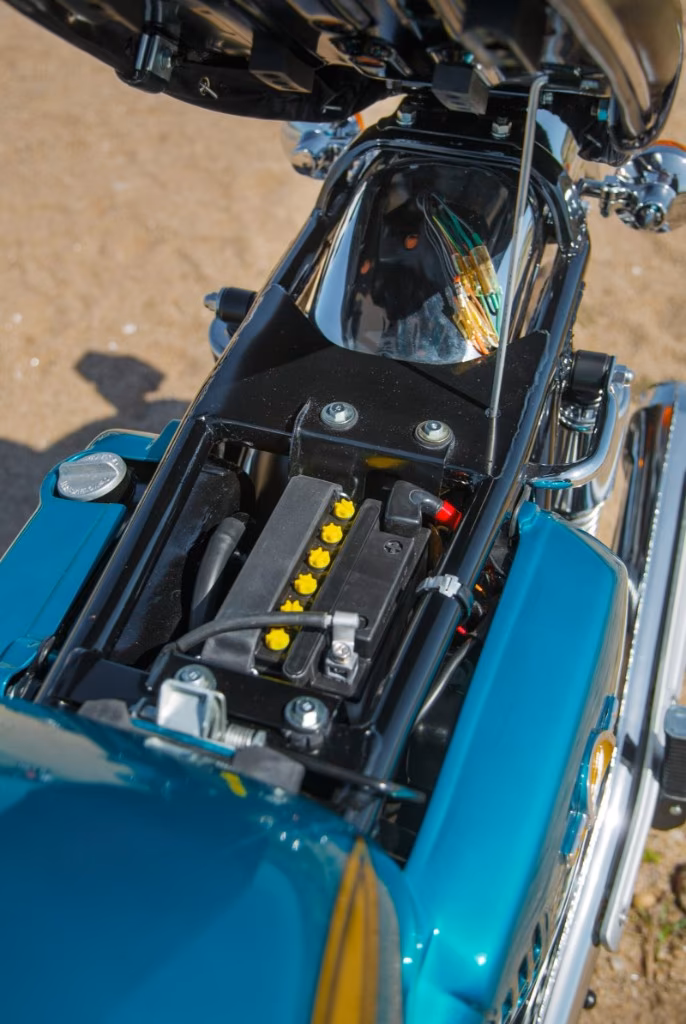 Khoang dưới yên Honda CB750 prototype với ắc quy và dây điện