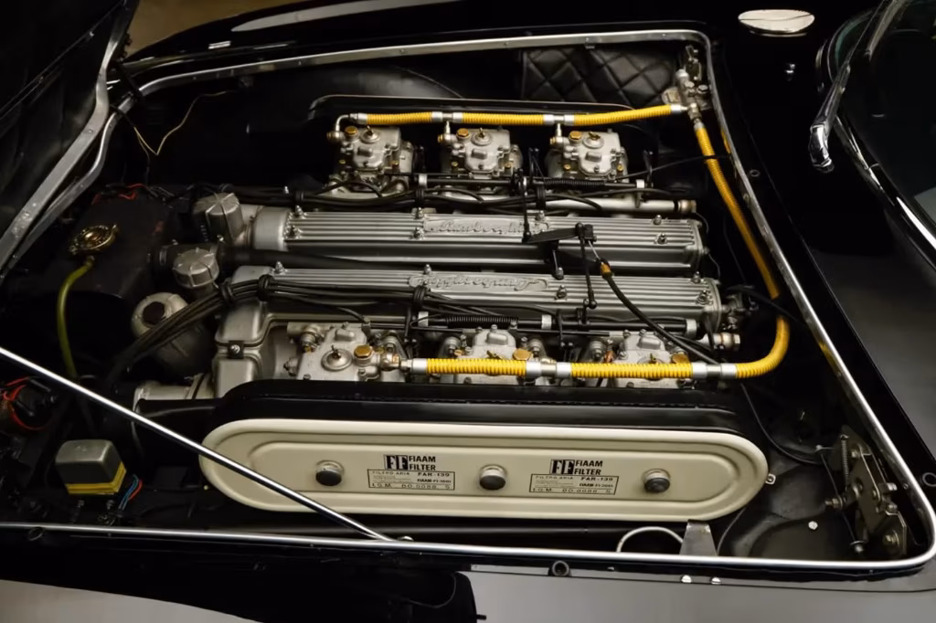 Khoang động cơ Lamborghini 350 GT V12