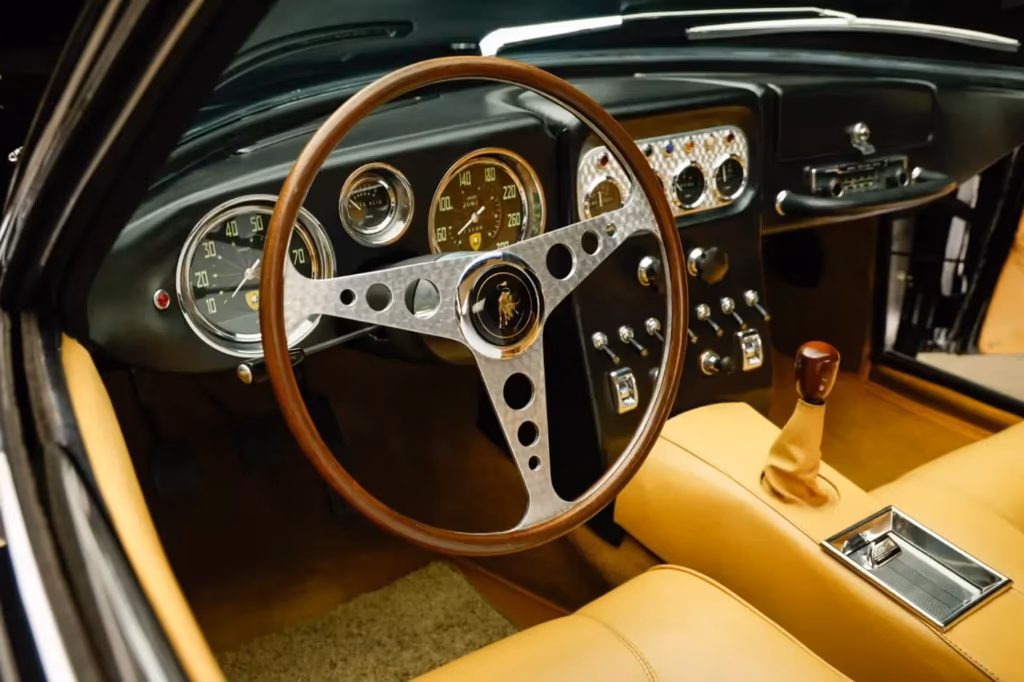 Nội thất Lamborghini 350 GT – bảng đồng hồ và vô-lăng