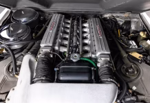 Lamborghini LM002 1990: ‘Rambo Lambo’ V12 Và Cái Chất SUV Đi Trước Thời Đại Lamborghini LM002 1990 chụp góc 3/4 đầu xe trong studio