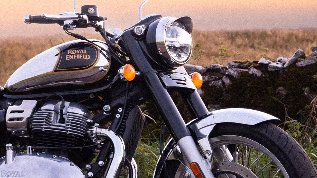 Royal Enfield Classic 650 – cận cảnh bình xăng và động cơ chrome