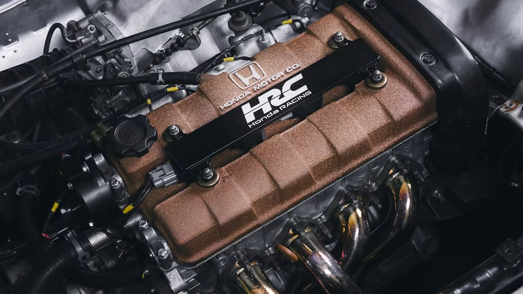 Khoang máy Acura Integra đua với nắp van màu đồng, logo HONDA MOTOR CO. và HRC Honda Racing