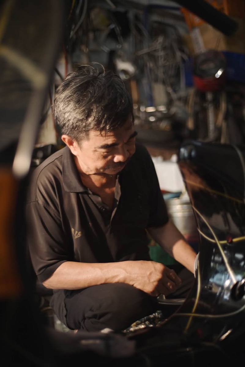 Ánh sáng vàng trên chú Quý khi đang chăm sóc Vespa