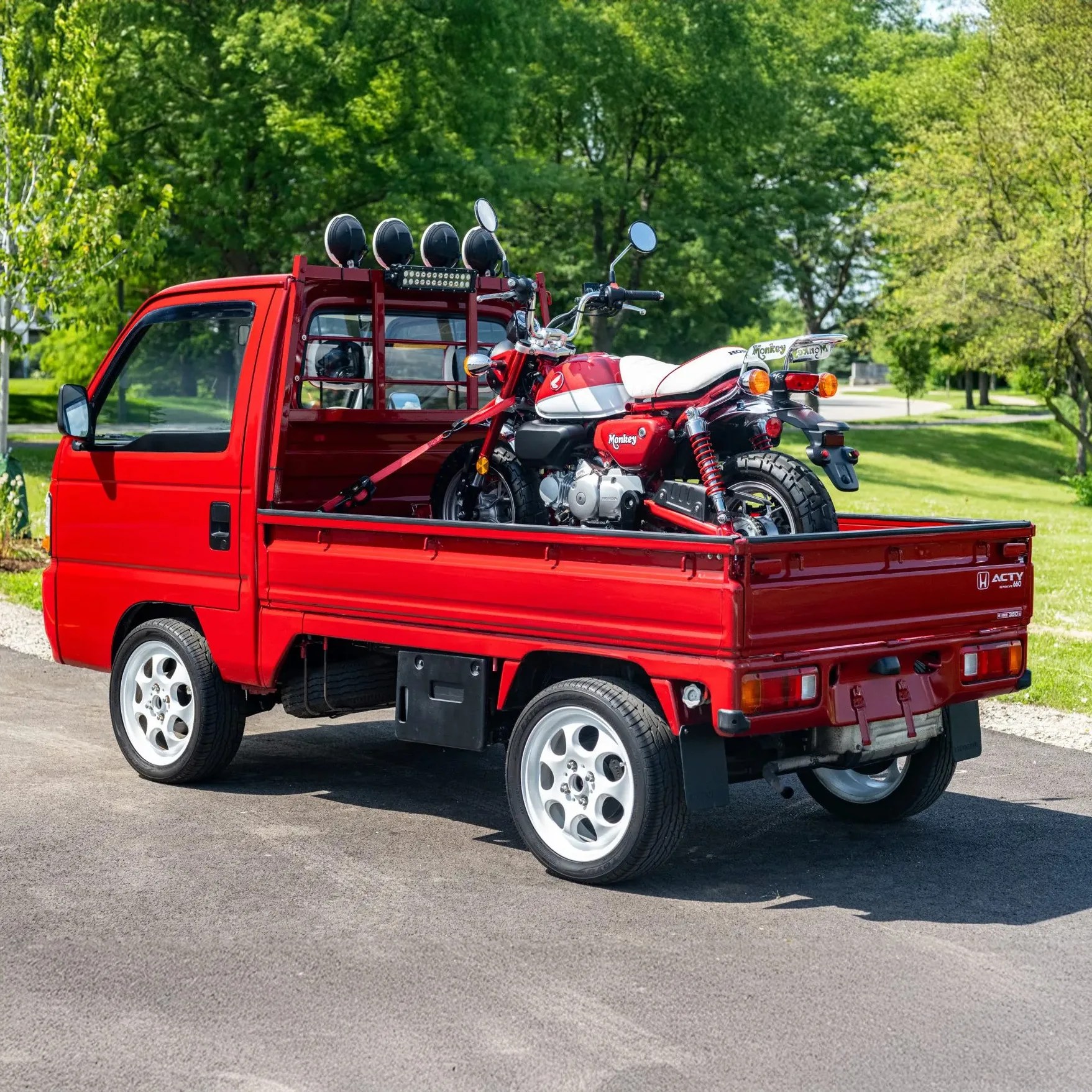 Cặp đôi Honda Acty và Monkey ngoài trời