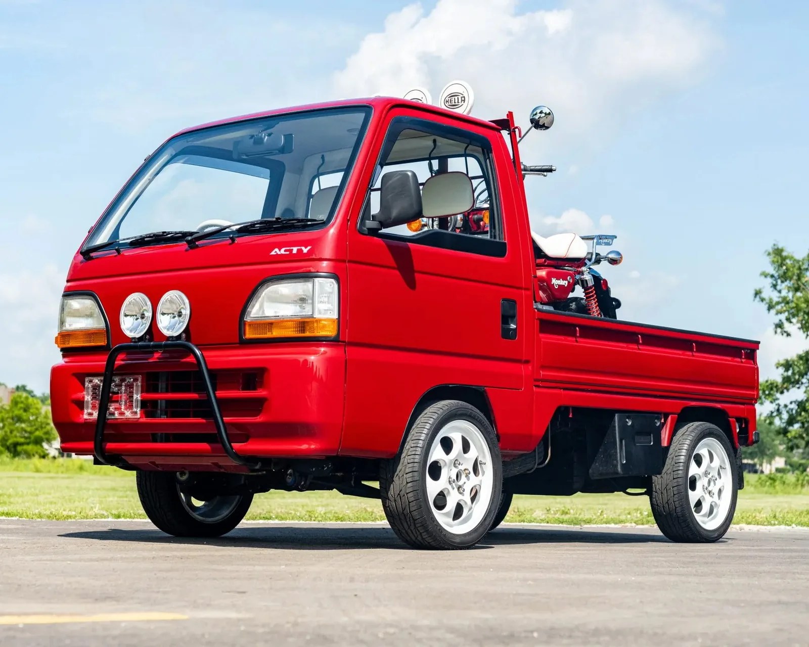 Honda Acty với bull bar và bánh trắng