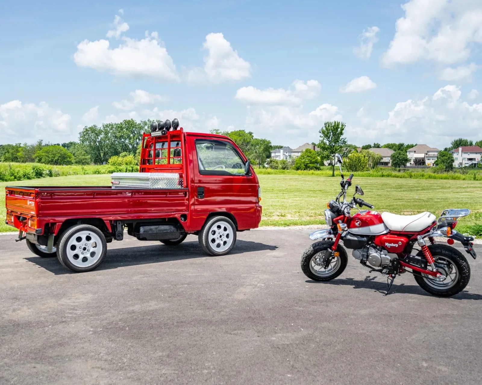 Acty và Monkey đứng cạnh nhau