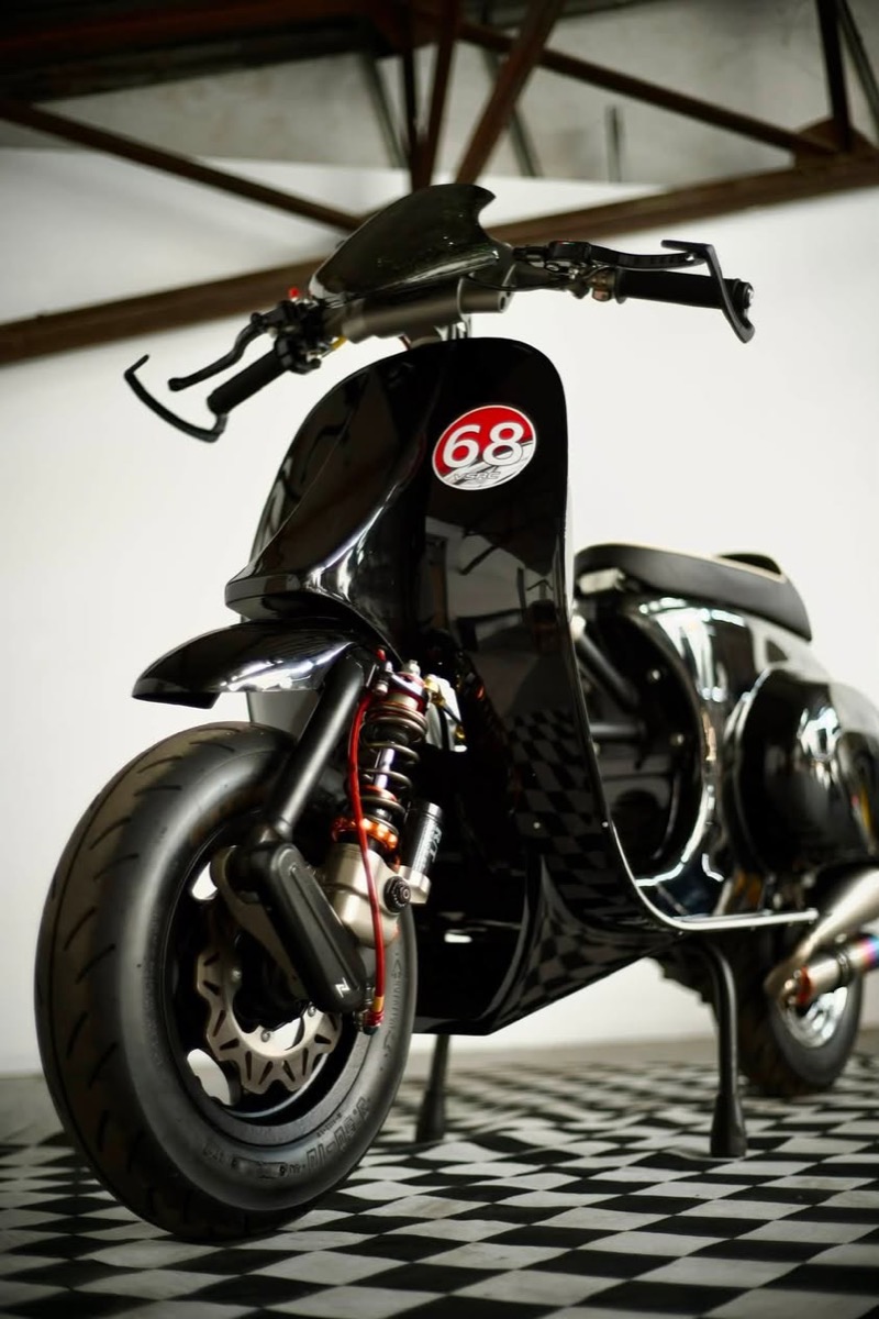 Vespa Racing 68 trên sàn caro: suspension và brake disc nổi bật