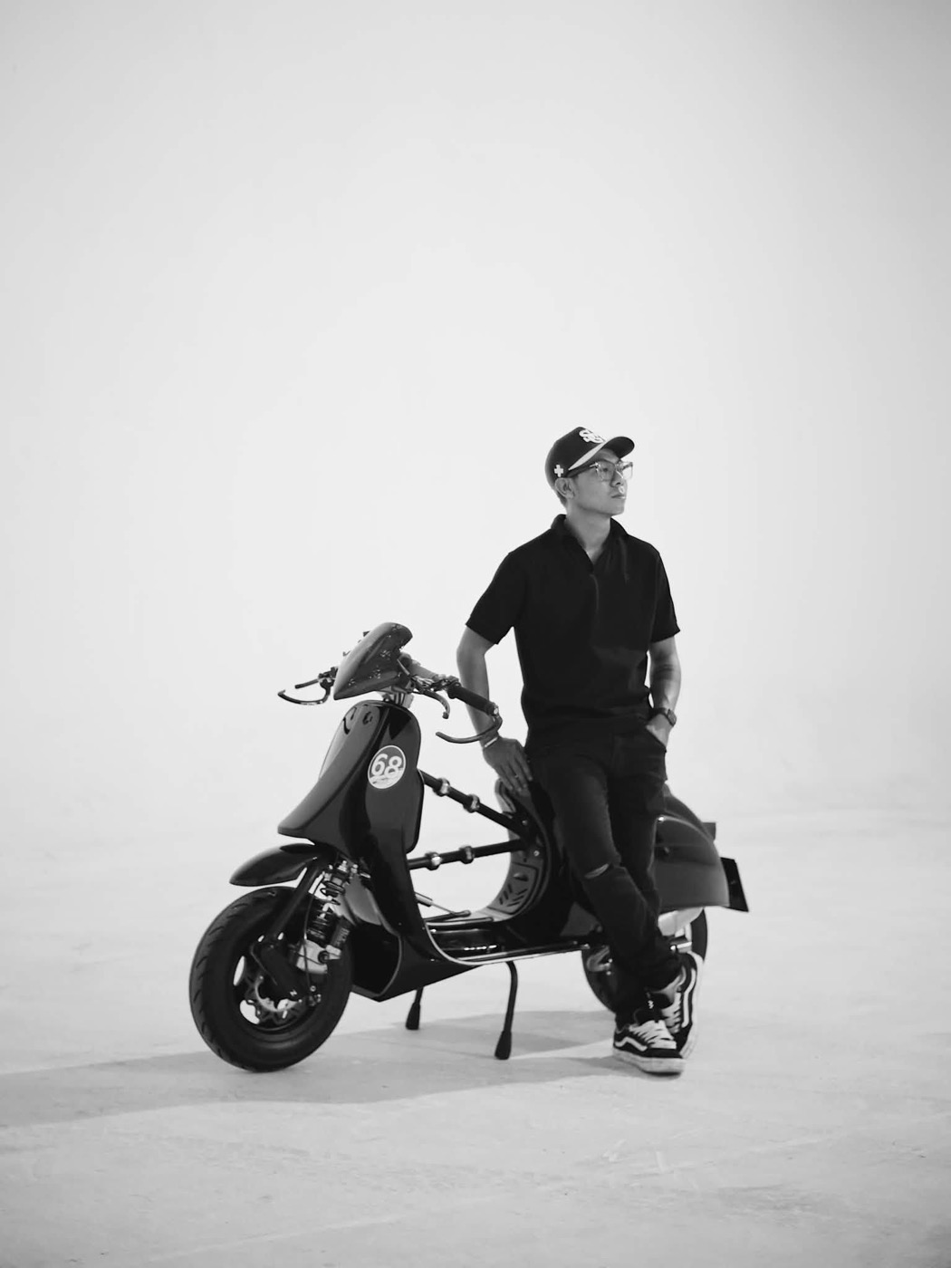 Layout studio đen trắng: rider với Vespa Smallframe Racing số 68