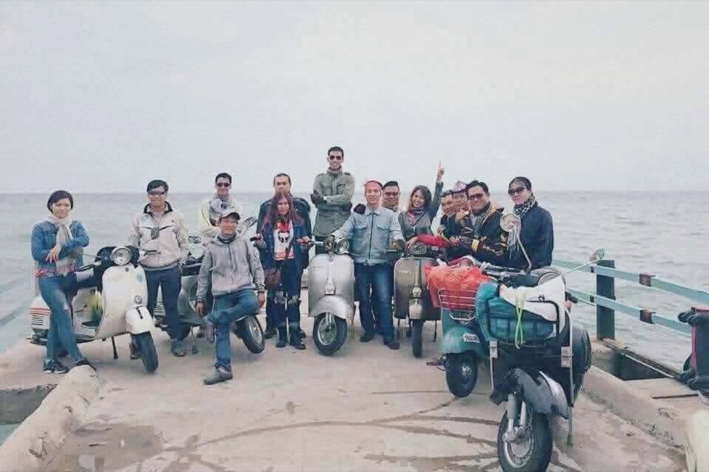 Nhóm anh em scooter classic trên cung đường ven biển
