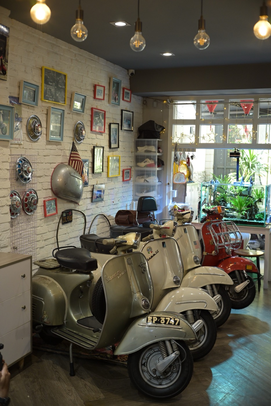 Hàng Vespa cổ trong không gian clubhouse của nhà sưu tầm
