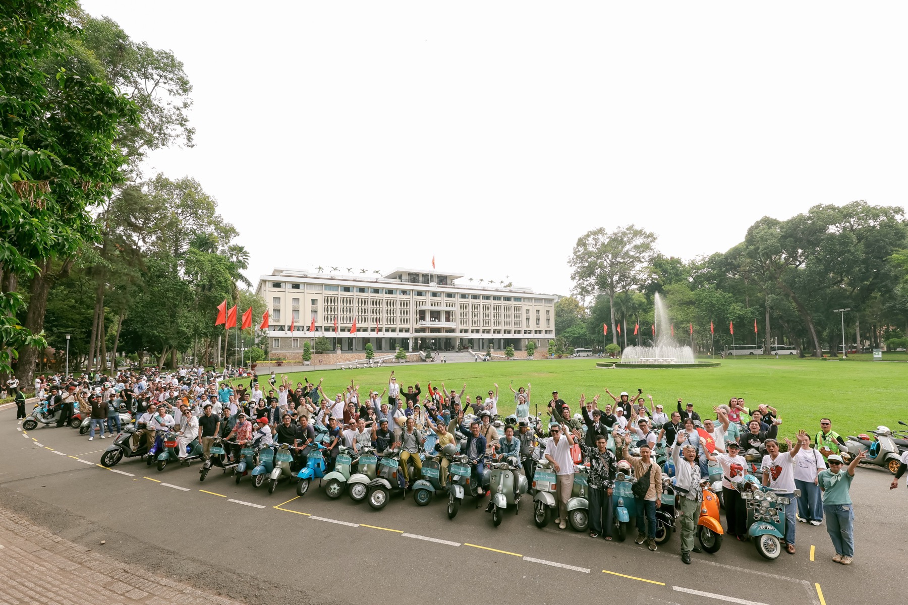 Đoàn Vespa cổ trước Dinh Độc Lập TP.HCM